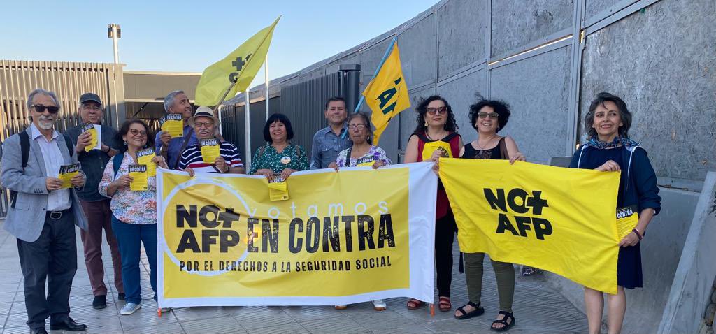 CNT_NOmasAFP's tweet photo. En QUILICURA entregando las razones para votar #EnContra con muy buena recepción del pueblo trabajador que sabe que no podemos seguir retrocediendo en derechos
🚩
Por #SeguridadSocialParaChile #NOmasAFP vota #EnContra https://t.co/5oYnTktxjo