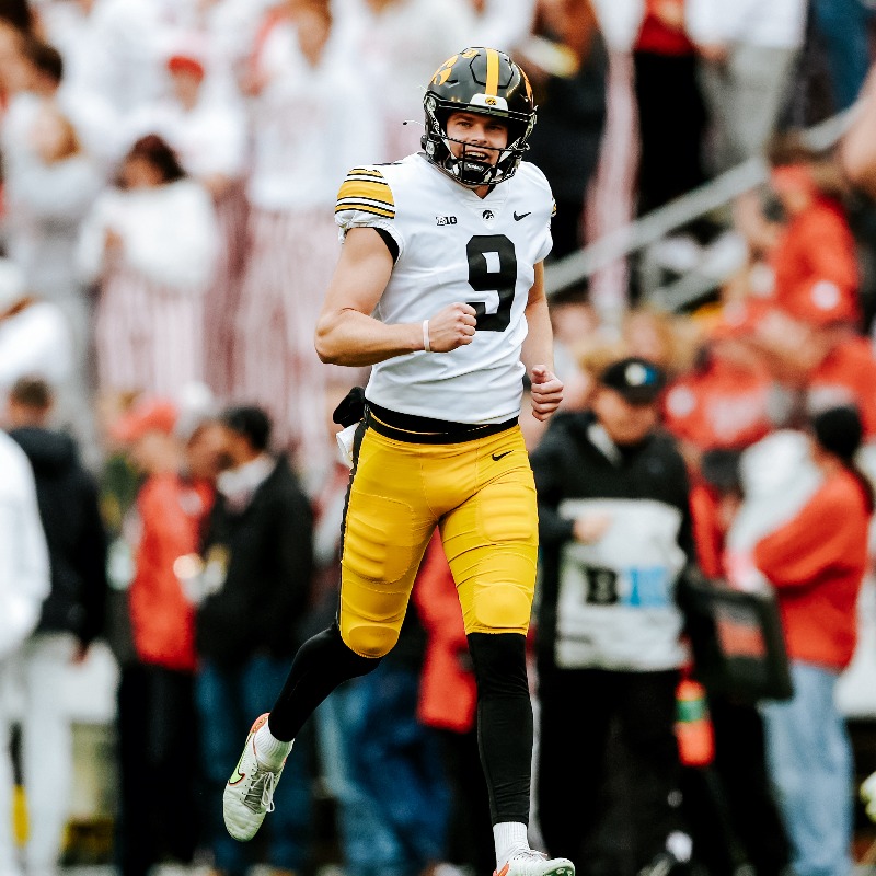 HawkeyeFootball's tweet photo. 𝐕𝐎𝐓𝐄 𝐅𝐎𝐑 𝐂𝐎𝐎𝐏 &amp; 𝐓𝐎𝐑𝐘 🐤

Cast your fan vote as @cdejean23 and Tory vie for the @jimthorpeaward and @RayGuyAward, respectively. 

#Hawkeyes