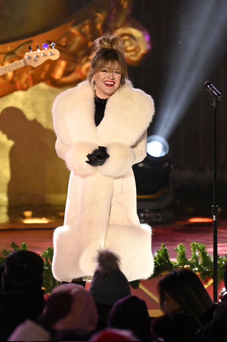 KellyStats's tweet photo. Kelly Clarkson at the Rockefeller Christmas Tree Lighting. https://t.co/2eDx3Hxuj0