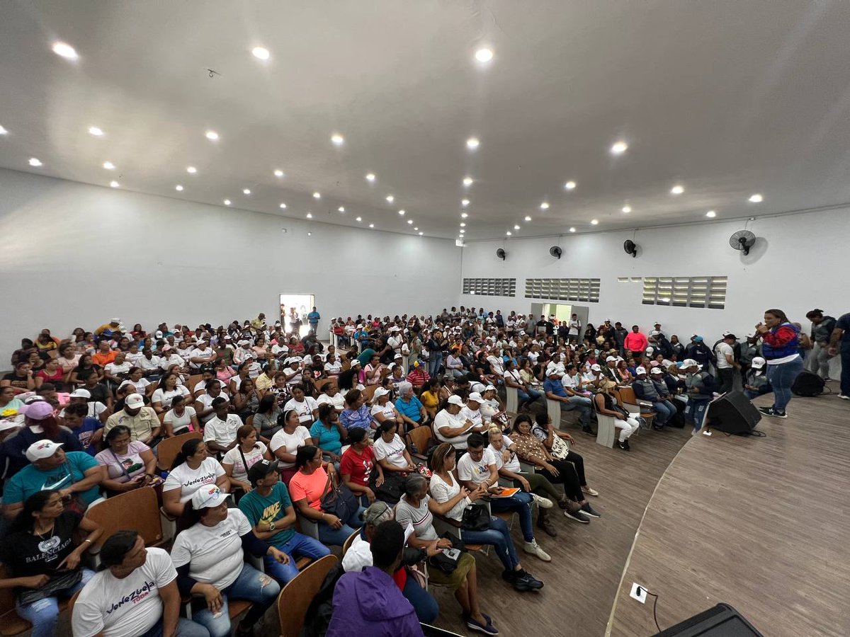 #MIRANDA

En ocumare el pueblo está listo para dar la batalla electoral más contundente en respaldo a nuestro territorio Esequibo.

<a href="/HectoRodriguez/">Héctor Rodríguez C.</a> 
<a href="/dayan/">Daniel Cohen</a>
#El3DYoVotoSíATodo
