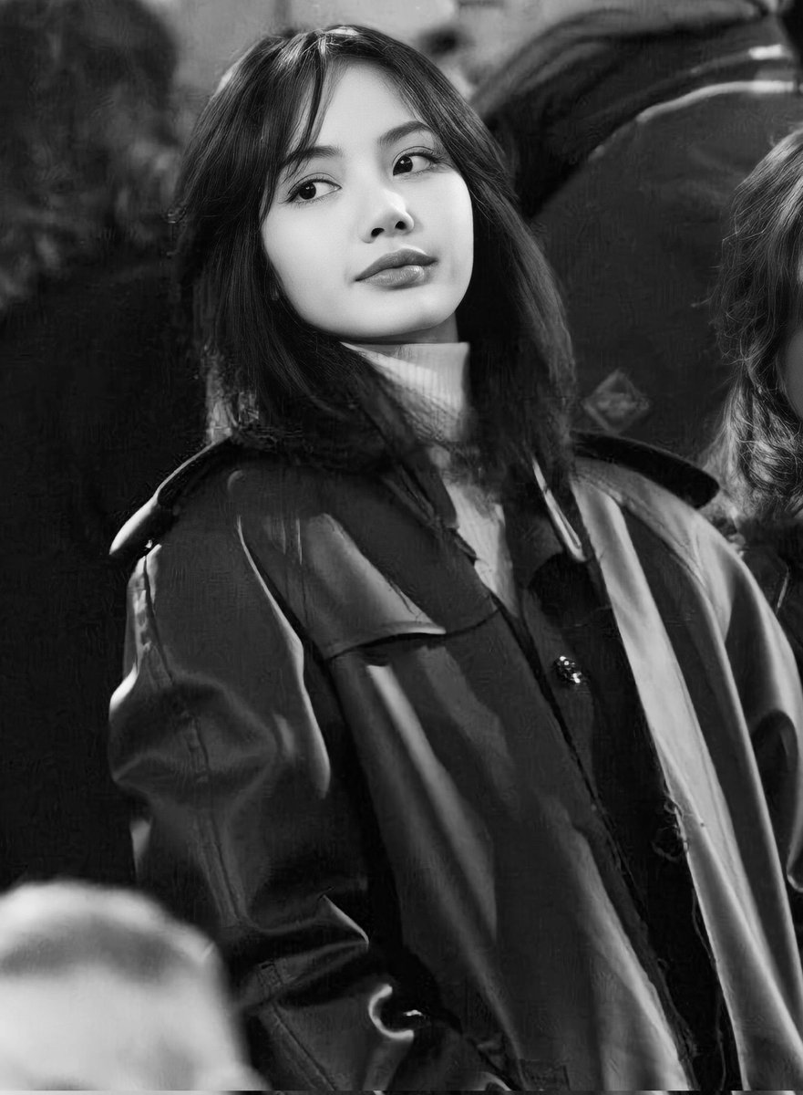 LISANATIONS_'s tweet photo. LISA 🫠🫠🫠 https://t.co/AhajgBwdsv