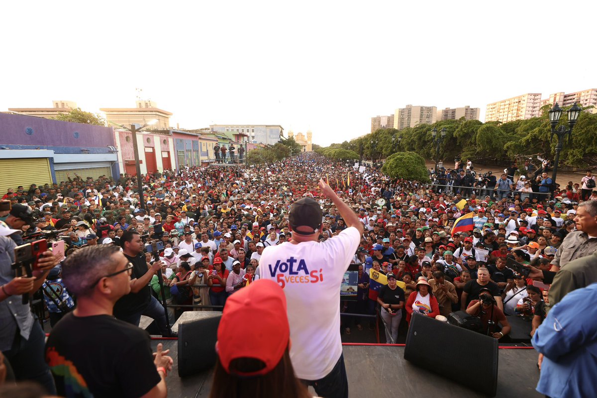AmeliachPSUV's tweet photo. Gracias al heroico PUEBLO ZULIANO! El SOL DE VENEZUELA NACE EN EL ESEQUIBO! https://t.co/7S8PnGmSUd