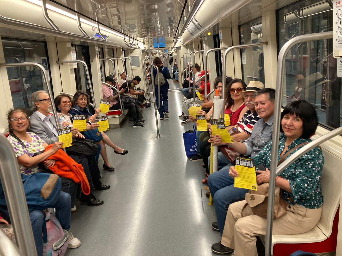 Claramente, en la línea 3 de Metro, los pasajeros se inclinan con fuerza por el voto #EnContra, para seguir luchando por conquistar derechos sociales y terminar con tanto abuso contra la gente‼️
#EnContraATodoEvento 
#EnContraDeLaNarconstitución
#EnContraEnDiciembre