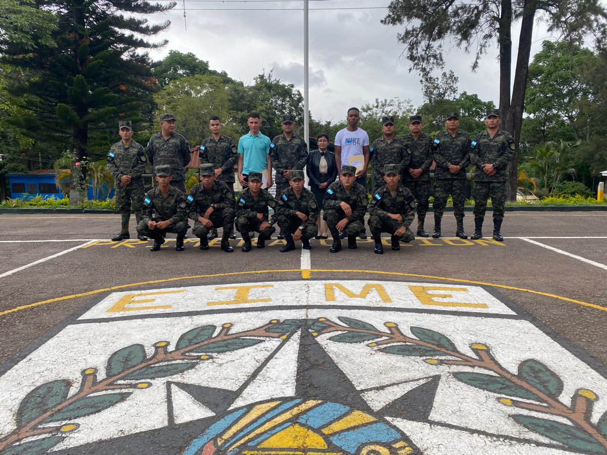 FFAAHN's tweet photo. #BajaMilitar
Por haber cumplido su servicio militar voluntario y educativo, dos efectivos militares de la Escuela de Inteligencia Militar #EIME causaron baja y se les despidió con una ceremonia que representa el honor, la lealtad y el sacrificio realizado en cada misión asignada. https://t.co/0K401xfNVJ