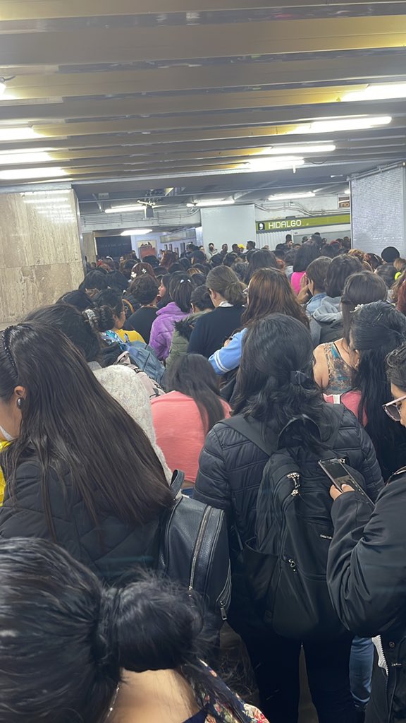 RoseMH15's tweet photo. @MetroCDMX que pasa con la #linea3 dirección Indios Verdes está imposible, más de 10 minutos y no pasa ningún tren en Hidalgo https://t.co/fucDjkVaFi