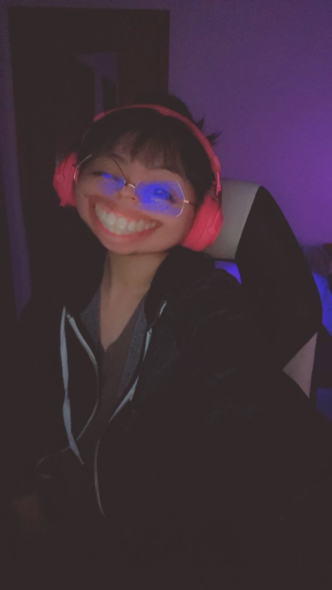 Lalalannah's tweet image. Just chillin, vibin’, playin some CoD :) twitch.tv/tfeathaz :) 😂👍🏽              #nativegaming