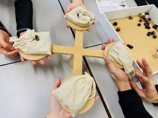rikkyo_SGS's tweet photo. 【グラマ体験会】
11月25日(土）池袋キャンパスにて、一般社団法人ビーラインドプロジェクトの皆様による「グラマ体験会」が開催されました。活発な対話のもと、コミュニケーションの難しさや面白さを共有した楽しいひと時でした。 https://t.co/SV8D6mbBMG