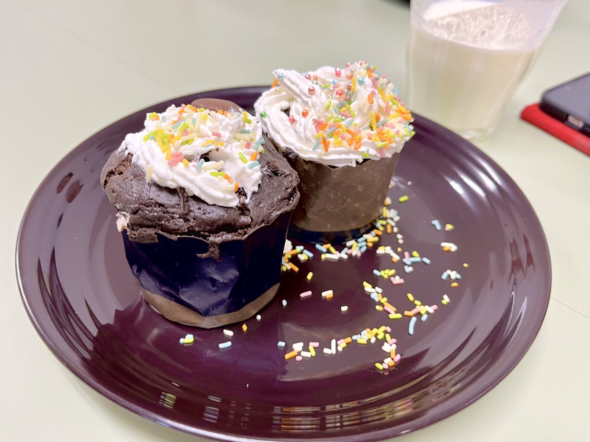 PractLabo's tweet photo. 11月の土曜開所日に行ったお菓子作りの様子をご紹介🧁
オレオの簡単なカップケーキを作りました!
カップケーキの完成後は、生クリームやチョコでトッピング🍫みなさん思い思いにトッピングしていて、とても楽しそうでした☺️
#お菓子作り #カップケーキ
#生活訓練 #プラクトラボ #PractLabo https://t.co/S9btAah8zN