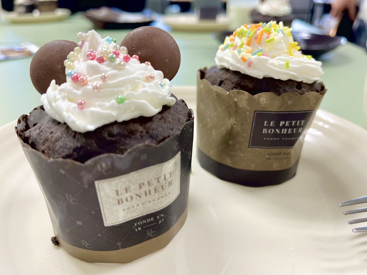 PractLabo's tweet photo. 11月の土曜開所日に行ったお菓子作りの様子をご紹介🧁
オレオの簡単なカップケーキを作りました!
カップケーキの完成後は、生クリームやチョコでトッピング🍫みなさん思い思いにトッピングしていて、とても楽しそうでした☺️
#お菓子作り #カップケーキ
#生活訓練 #プラクトラボ #PractLabo https://t.co/S9btAah8zN
