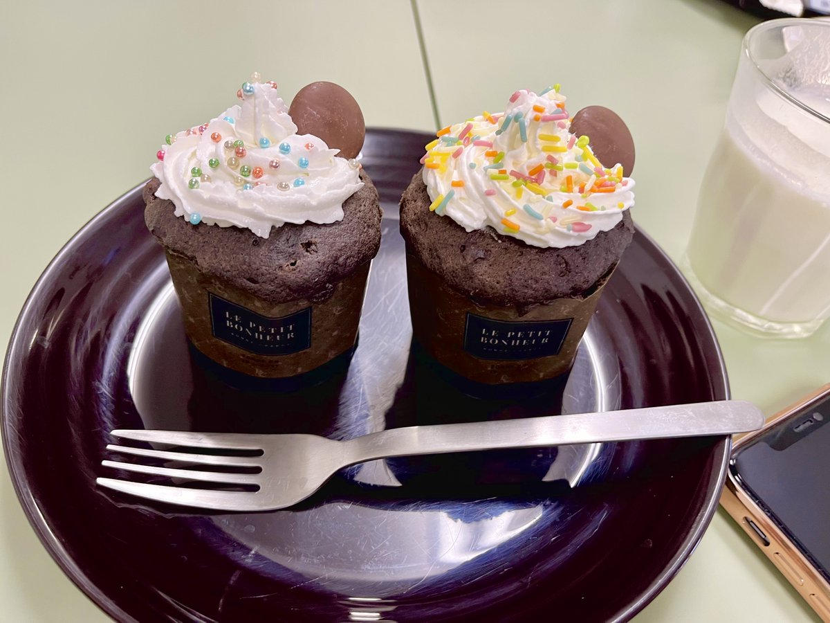 PractLabo's tweet photo. 11月の土曜開所日に行ったお菓子作りの様子をご紹介🧁
オレオの簡単なカップケーキを作りました!
カップケーキの完成後は、生クリームやチョコでトッピング🍫みなさん思い思いにトッピングしていて、とても楽しそうでした☺️
#お菓子作り #カップケーキ
#生活訓練 #プラクトラボ #PractLabo https://t.co/S9btAah8zN