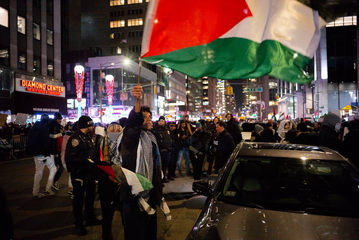 jlddd12's tweet photo. Photos I captured from tonight’s Solidarity with #Palestine Rally at the #Rockefellercenter Tree lighting in NYC https://t.co/16199HWJhw