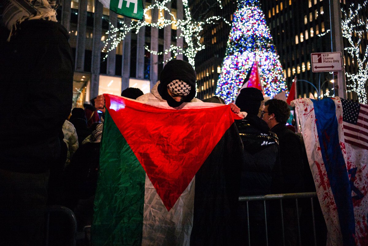 jlddd12's tweet photo. Photos I captured from tonight’s Solidarity with #Palestine Rally at the #Rockefellercenter Tree lighting in NYC https://t.co/16199HWJhw