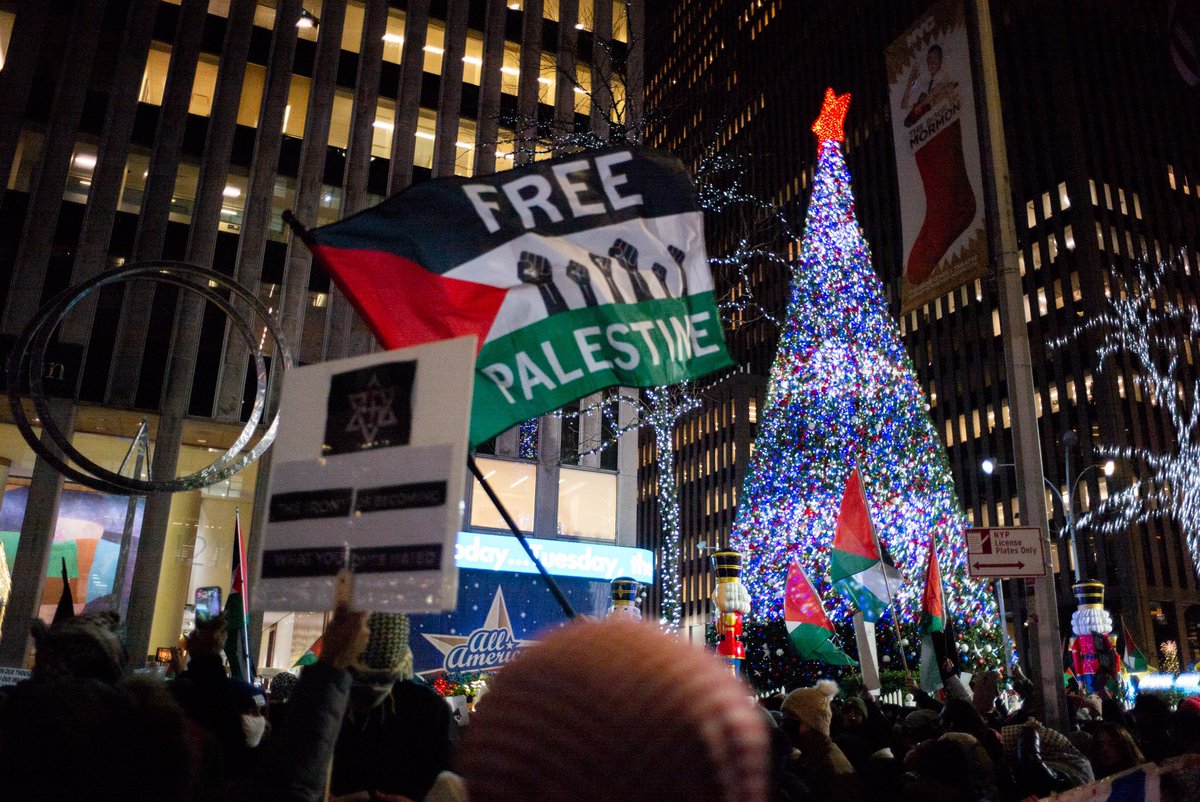 jlddd12's tweet photo. Photos I captured from tonight’s Solidarity with #Palestine Rally at the #Rockefellercenter Tree lighting in NYC https://t.co/16199HWJhw