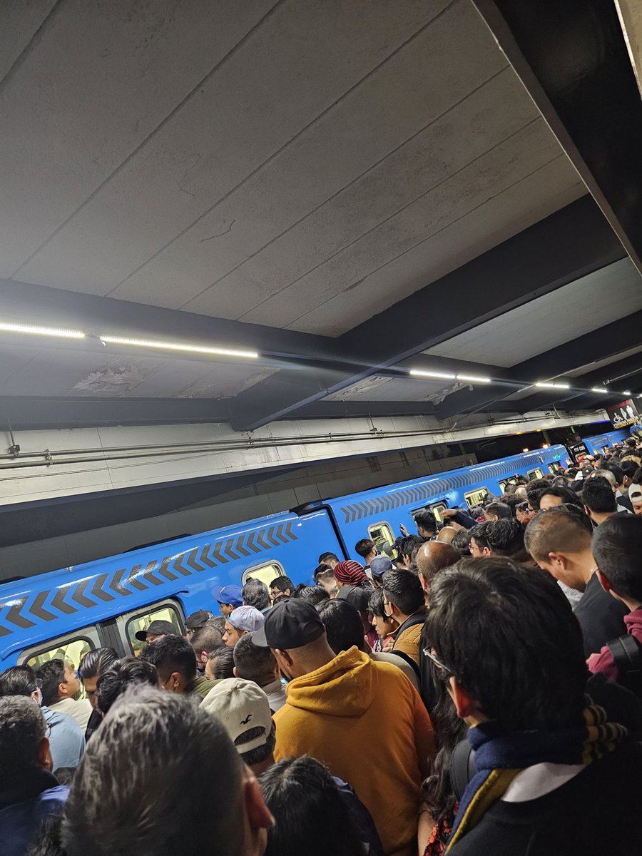 CreoQueGaby's tweet photo. Esta con madre el transporte público en la CDMX y más cuando su chingadera del tren se descompone, y para acabarla de fregar el personal es ineficiente no tienen idea como solucionarlo #trenligero #cdmx @STECDMX @GobCDMX https://t.co/ZAQ4nlAVN4