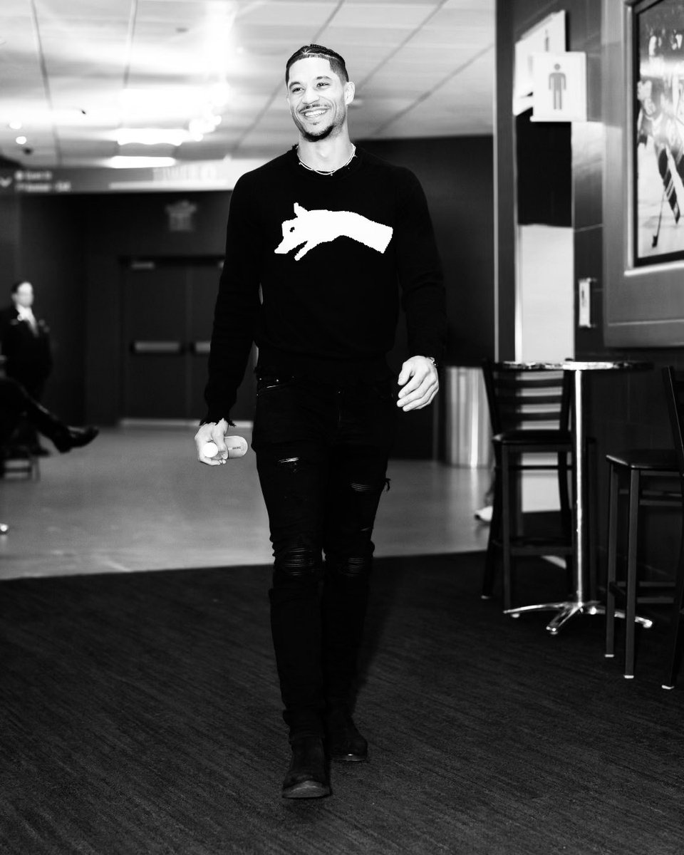 GalleriaPiece's tweet photo. Knick’s @joshhart styling Piece Galleria’s Dark Figure knit.
Available now. https://t.co/wW0U2QNaen