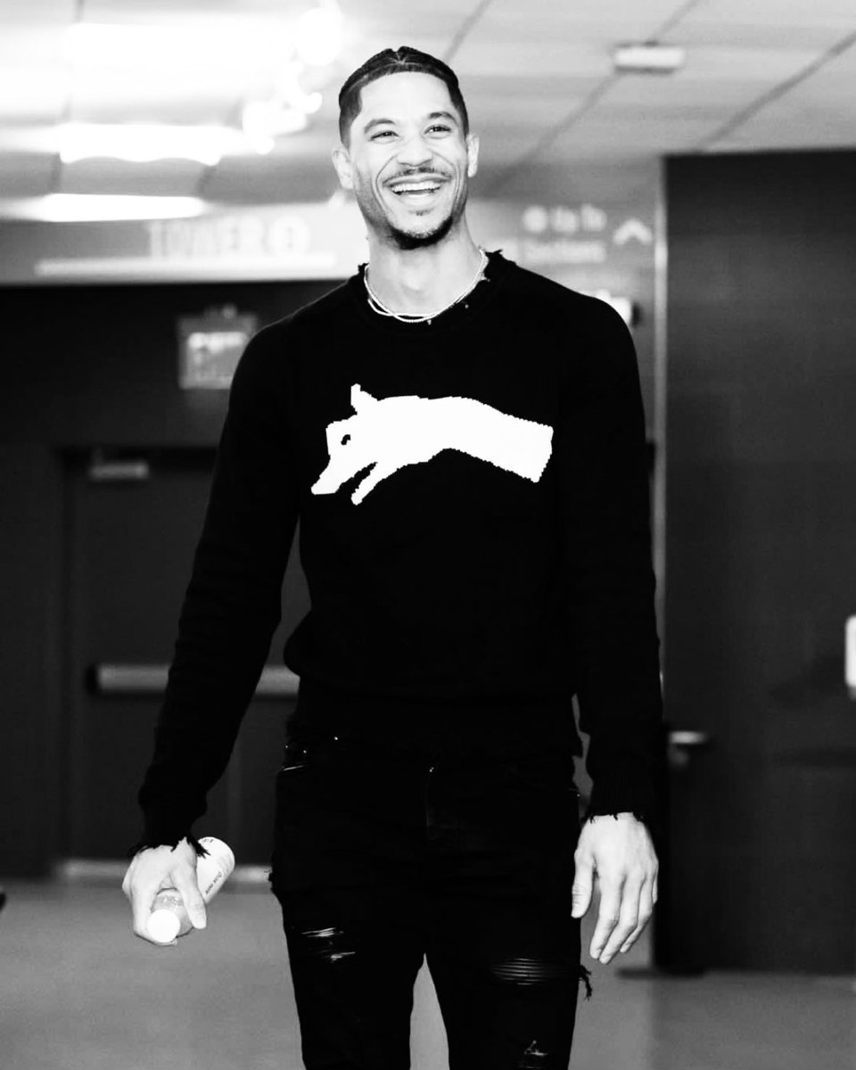 GalleriaPiece's tweet photo. Knick’s @joshhart styling Piece Galleria’s Dark Figure knit.
Available now. https://t.co/wW0U2QNaen
