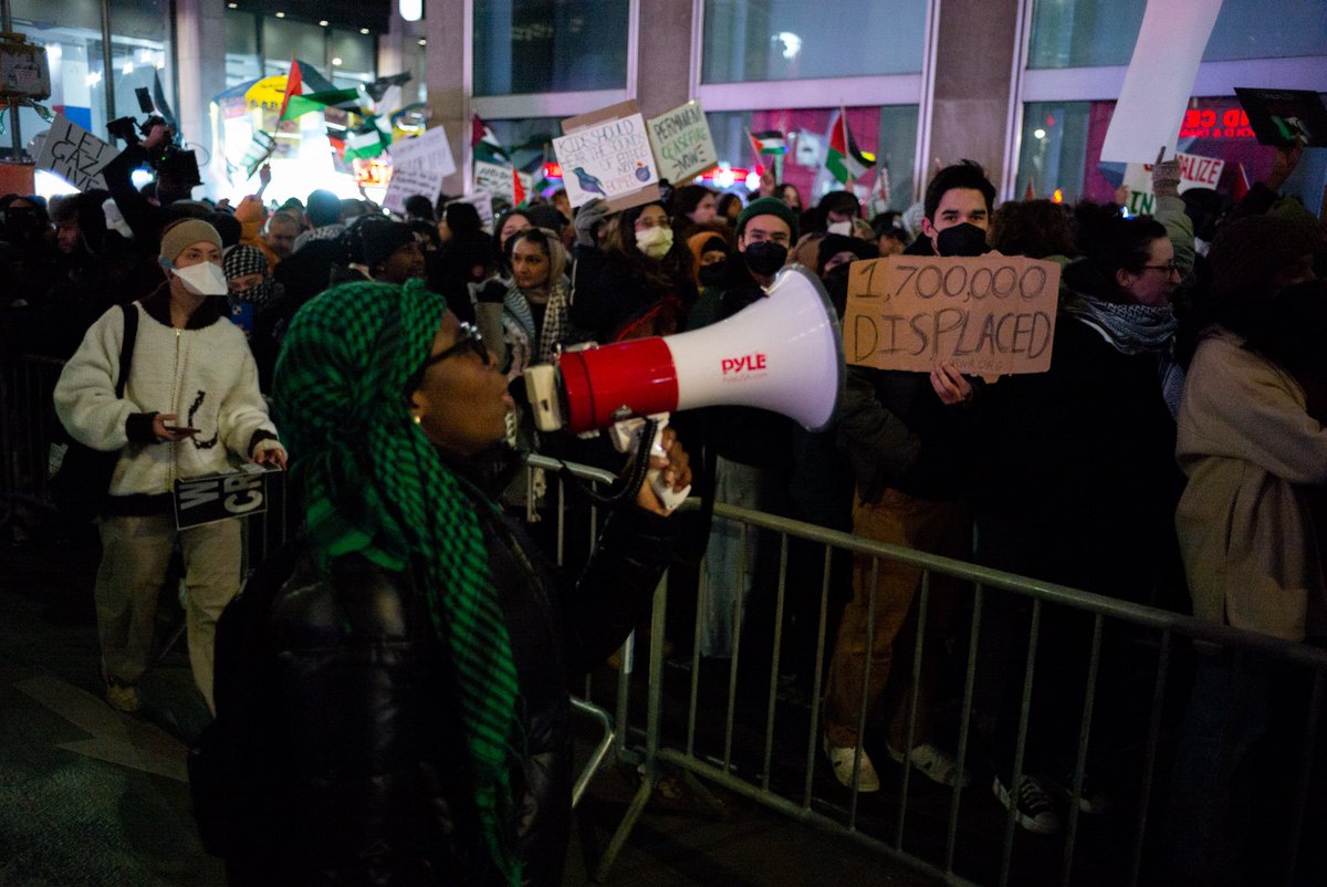 jlddd12's tweet photo. More from tonight’s rally https://t.co/cJUW9giujt