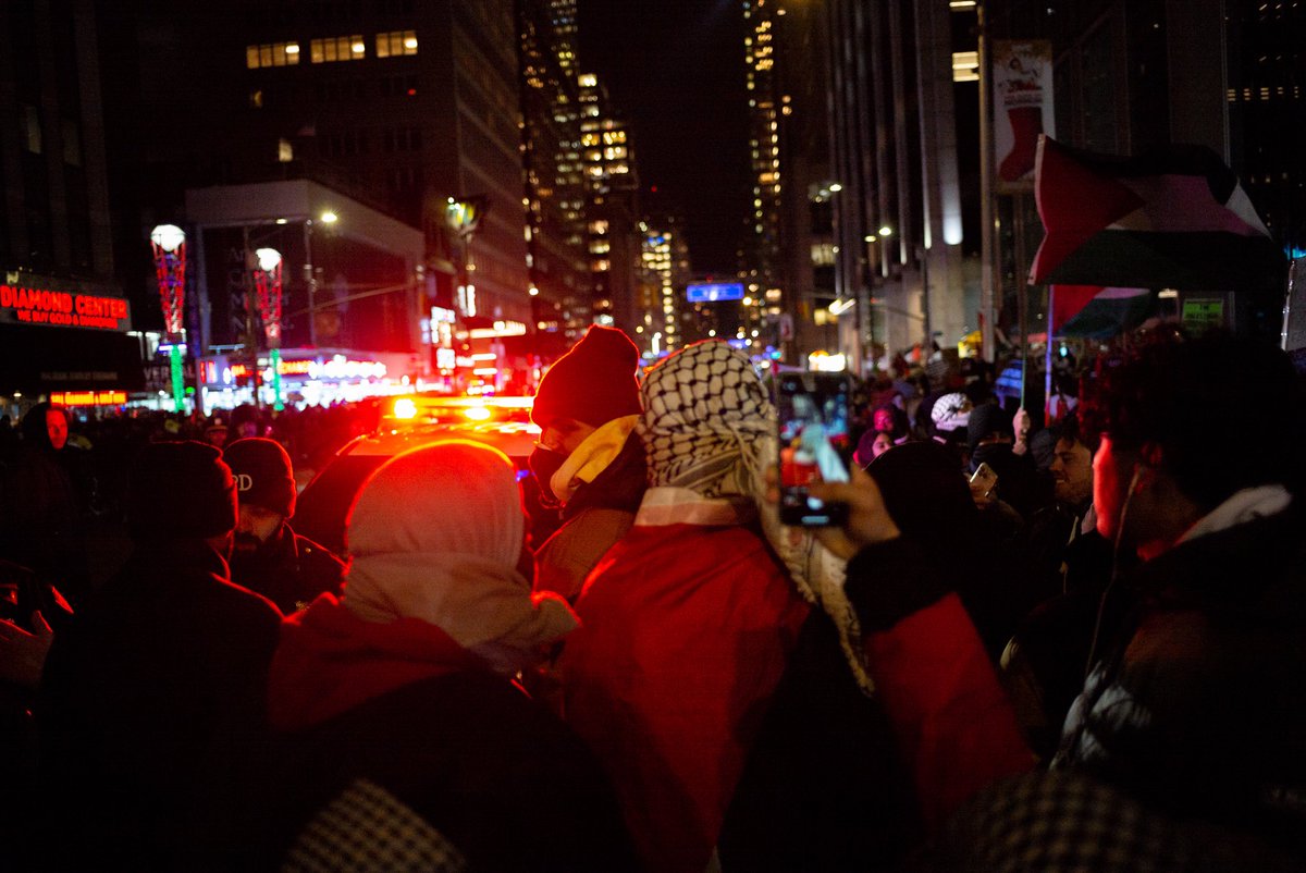 jlddd12's tweet photo. More from tonight’s rally https://t.co/cJUW9giujt