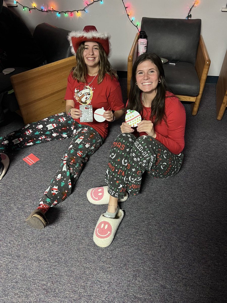 Spent the evening celebrating the holidays with each other! Always a good time when we are together, plenty of laughs, pictures, food and creativity. 🖤💛