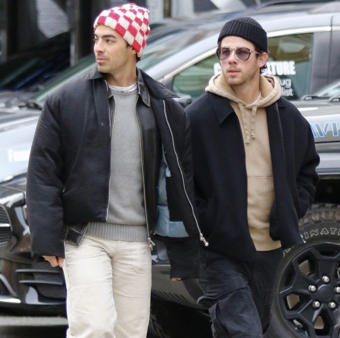 JonasBrosMedia's tweet photo. .@NickJonas &amp; @JoeJonas out in New York today. (11.29.23) https://t.co/qeDt04BKAB