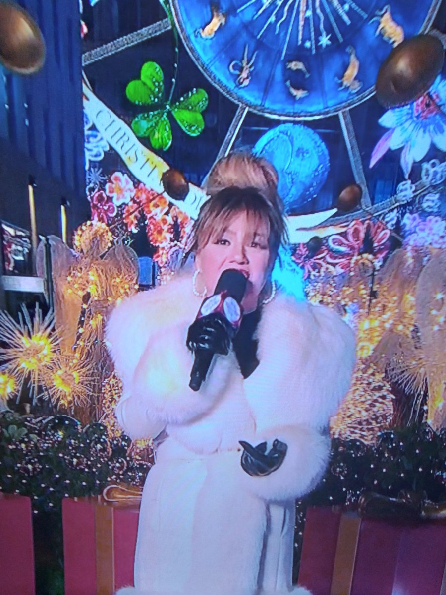 UnknownHeroCW's tweet photo. Can I just say DAMN @kellyclarkson your looking good, At the 91st Annual Christmas in #rockefeller center, what's your secret In all that wait loss girl,
I mean you looked good before but now💥 just keepn it 💯
#hotlikefire #dontstop
"Follow & like they deserve da light" on "Unknown Heroes with chris Williams" @UnknownHeroCW
#NFL #NBA #ESPN #WWE