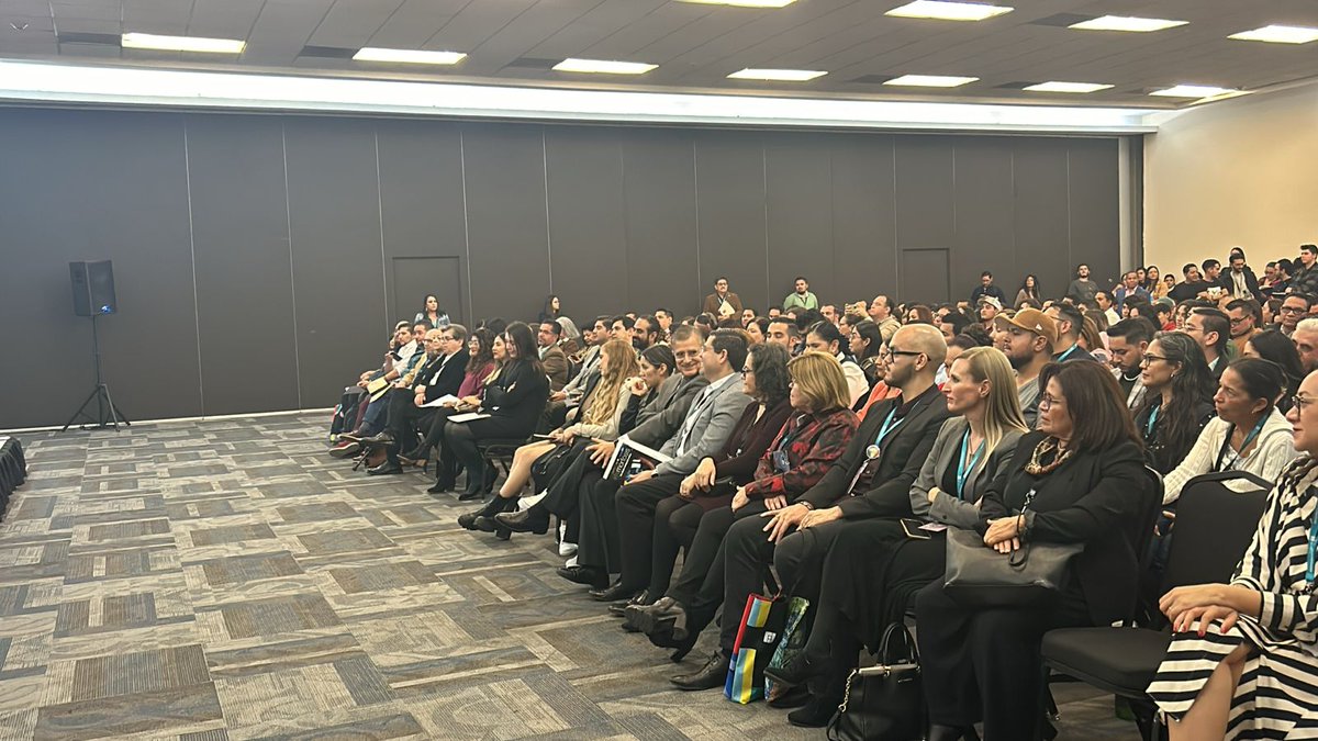 Mi reconocimiento y felicitación a la doctora Patricia Rosas Chávez y a todo el equipo del Instituto Transdisciplinar en Literacidad por la presentación de su obra "Análisis de los nuevos libros de textos gratuitos", realizada en el marco de la <a href="/FILGuadalajara/">FIL Guadalajara</a>