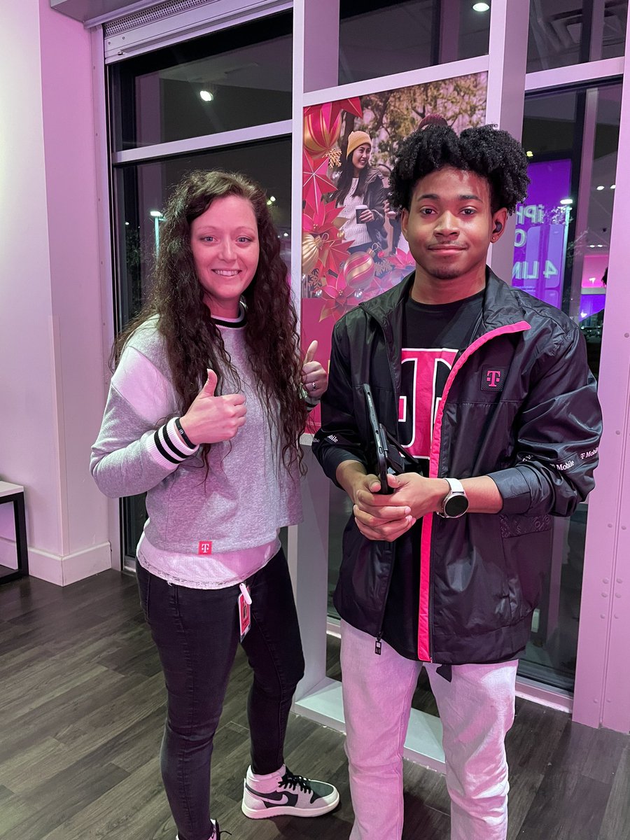 BKnollRetail's tweet image. Magenta family please give our newest Mobile Expert, Quaylan, a warm welcome! 🤗 Quaylan is working at our Miller Lane location #MobileExpert #Certification #DYTFlightClub @CinciTrainer @smccloskey30 @domjrcoleman