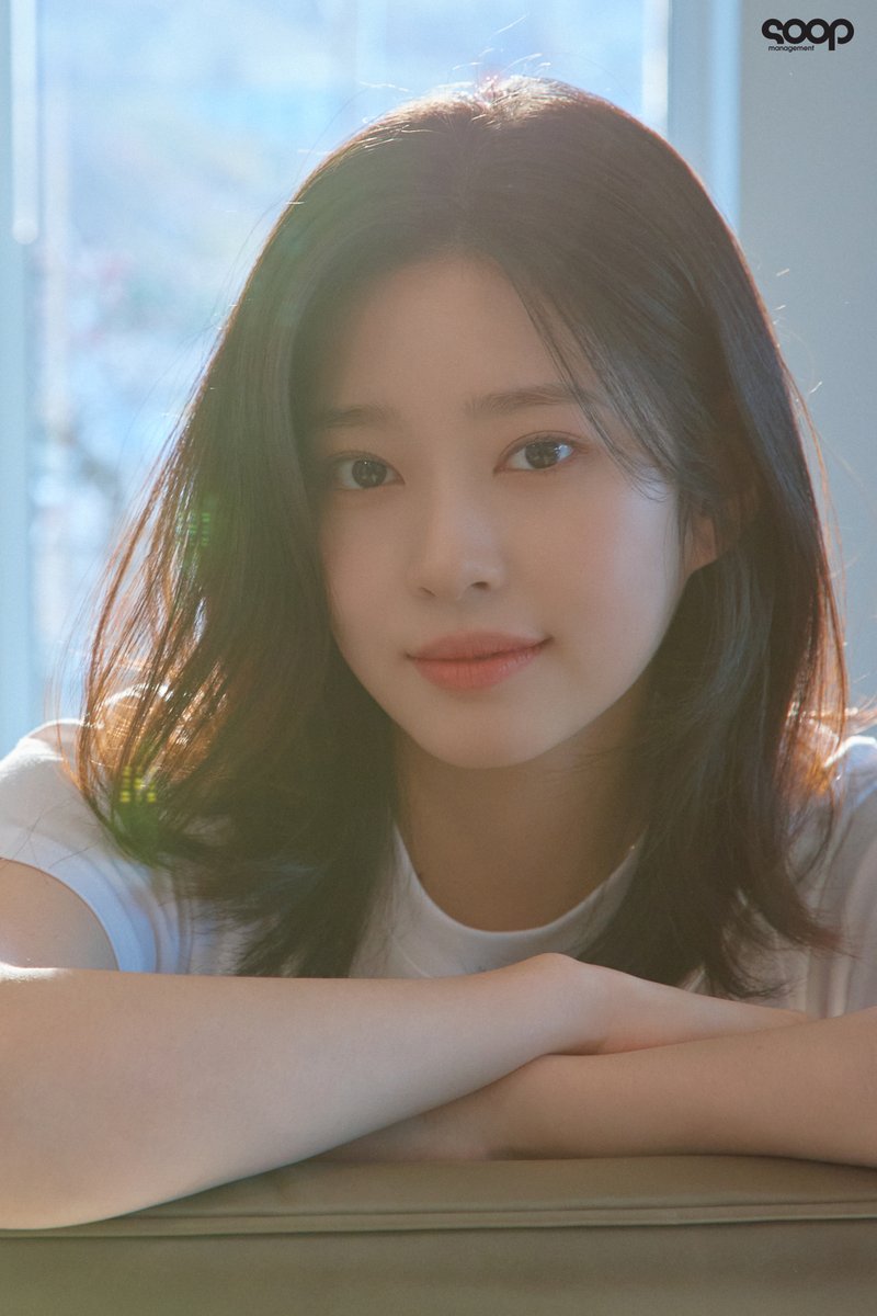 soop_ent's tweet image. 기다리고 기다리던 그것이 왔습니다-!

한 해의 시작은 역시 민주와 함께해야…💕
여러분의 기다림이 기대로 바뀔 맛보기 비하인드-!

MINJU 2024 SEASON’S GREETINGS : 문득, Anywhere
❤🧡💛많.관.부💚💙💜

☞naver.me/GxNxBYYb

#김민주 #kimminju #시즌그리팅 #SEASONSGREETINGS