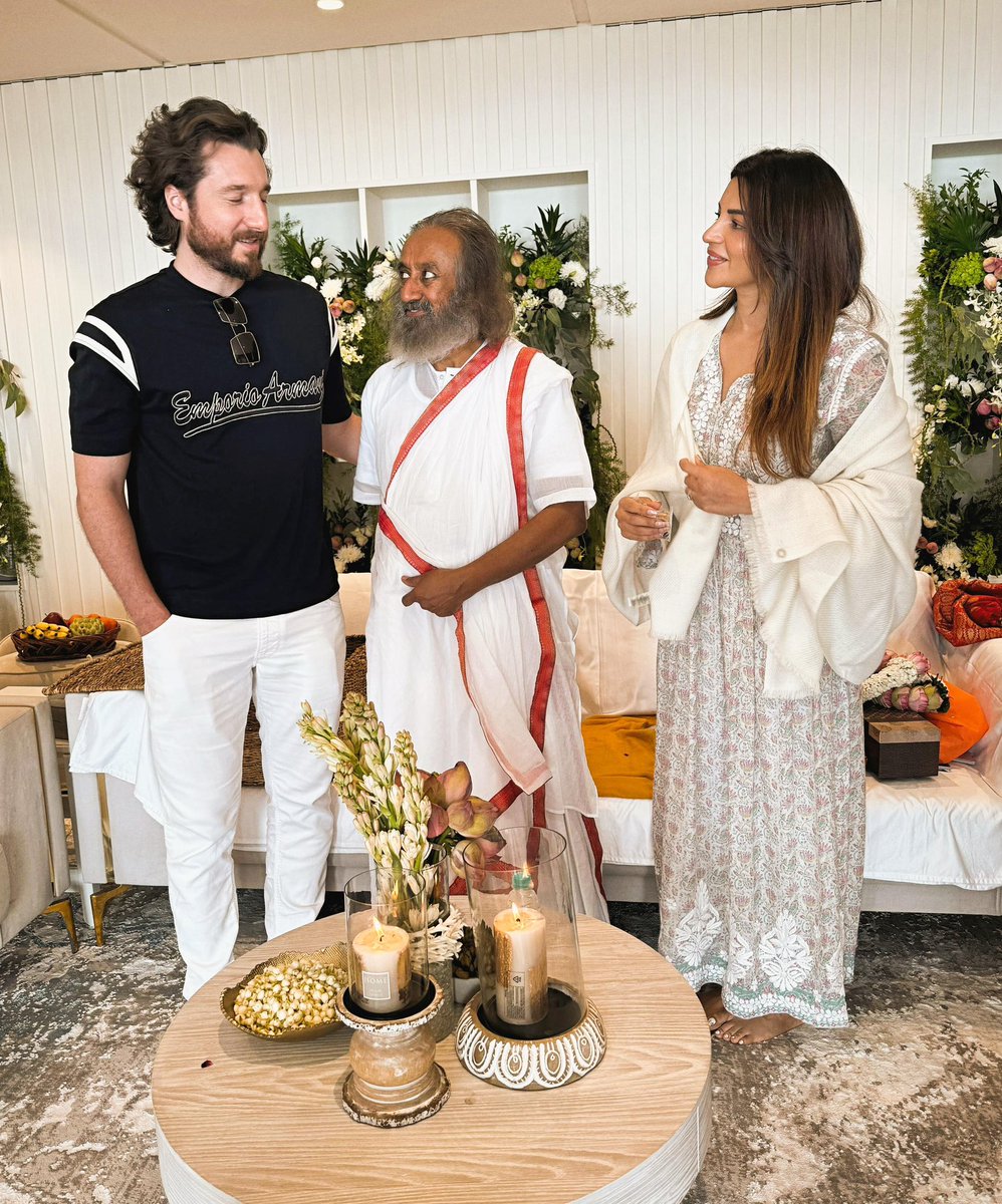 It was so lovely meeting Gurudev @srisriravishankar ji what a humble, gentle, down to earth soul 🙏🏻😇 
.
.
#gratitude #guruji #spiritualguru