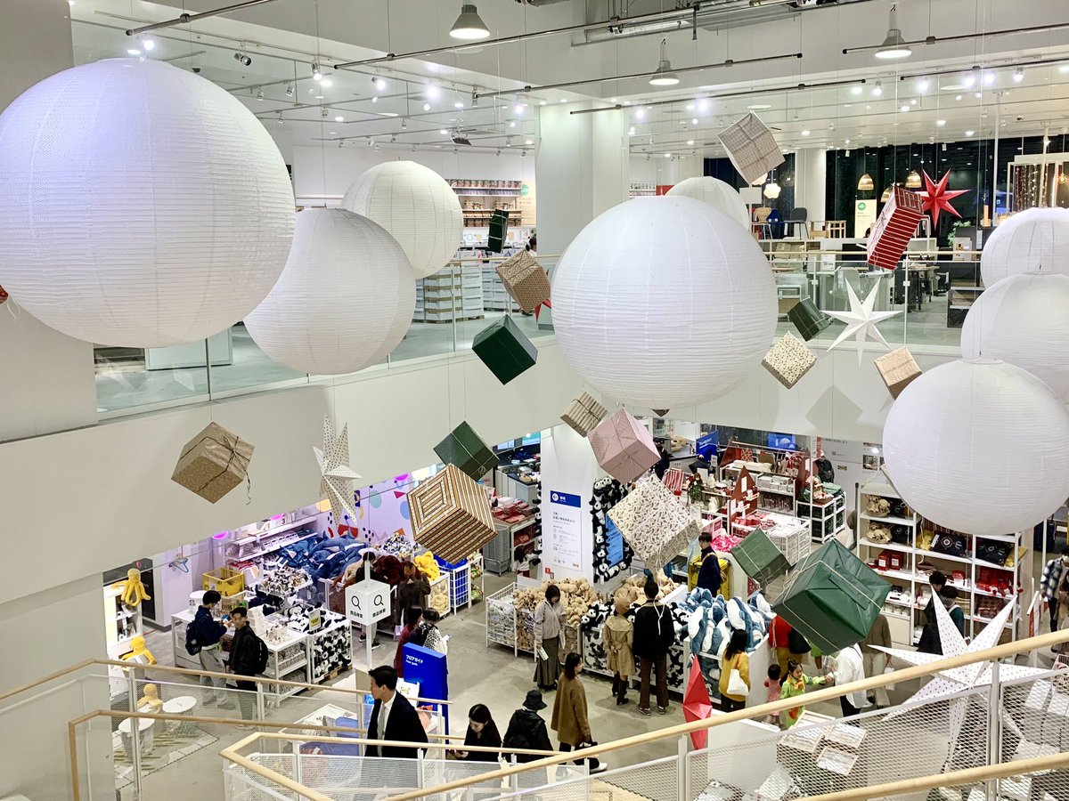 MamuanBkk's tweet photo. 明日プロンポンにIKEAの都市型店舗がオープンするが、一足早く原宿の都市型店舗に行ってきた。

クリスマスムード1色の店内でプラントベースの🍦(50円)を発見し食べたが美味しくなかった…。

それからIKEA原宿限定のフリーザーバッグを自分用に買ったが家族に見つかり没収されたw

#日本一時帰国 https://t.co/VttjVttuWk