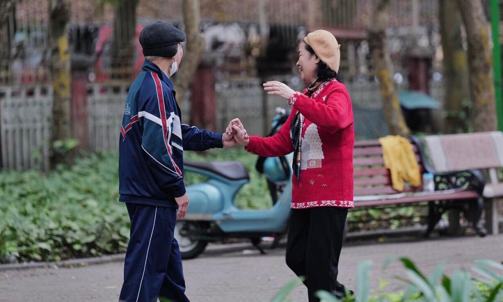 Bantinnew's tweet photo. Kiến nghị tăng tỷ lệ hưởng lương hưu tối đa lên 79,5%
Tuổi hưu tăng, thời gian đóng góp vào Quỹ Hưu trí tử tuất dài hơn nên cần tăng tỷ lệ hưởng lương hưu tối đa từ 75 lên 79,5%, theo Chủ tịch Liên đoàn lao động TP HCM. #Vietnam #bantin24h #luonghuu https://t.co/Nh2A39x7KB