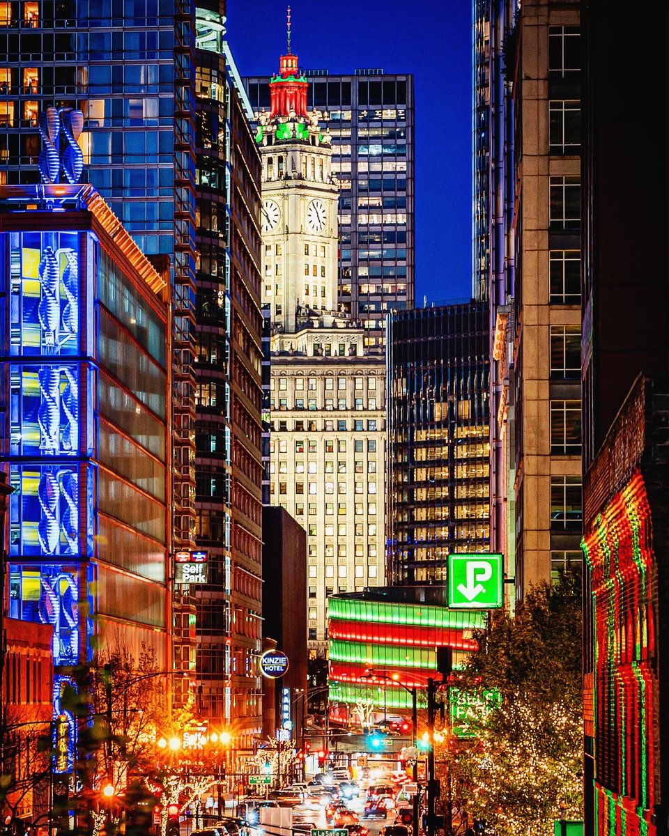 JoshuaMellin's tweet photo. 🕰️ Wrigley Building holiday lights #Chicago https://t.co/CfqkcWrDvg https://t.co/e0PVi1wNC1