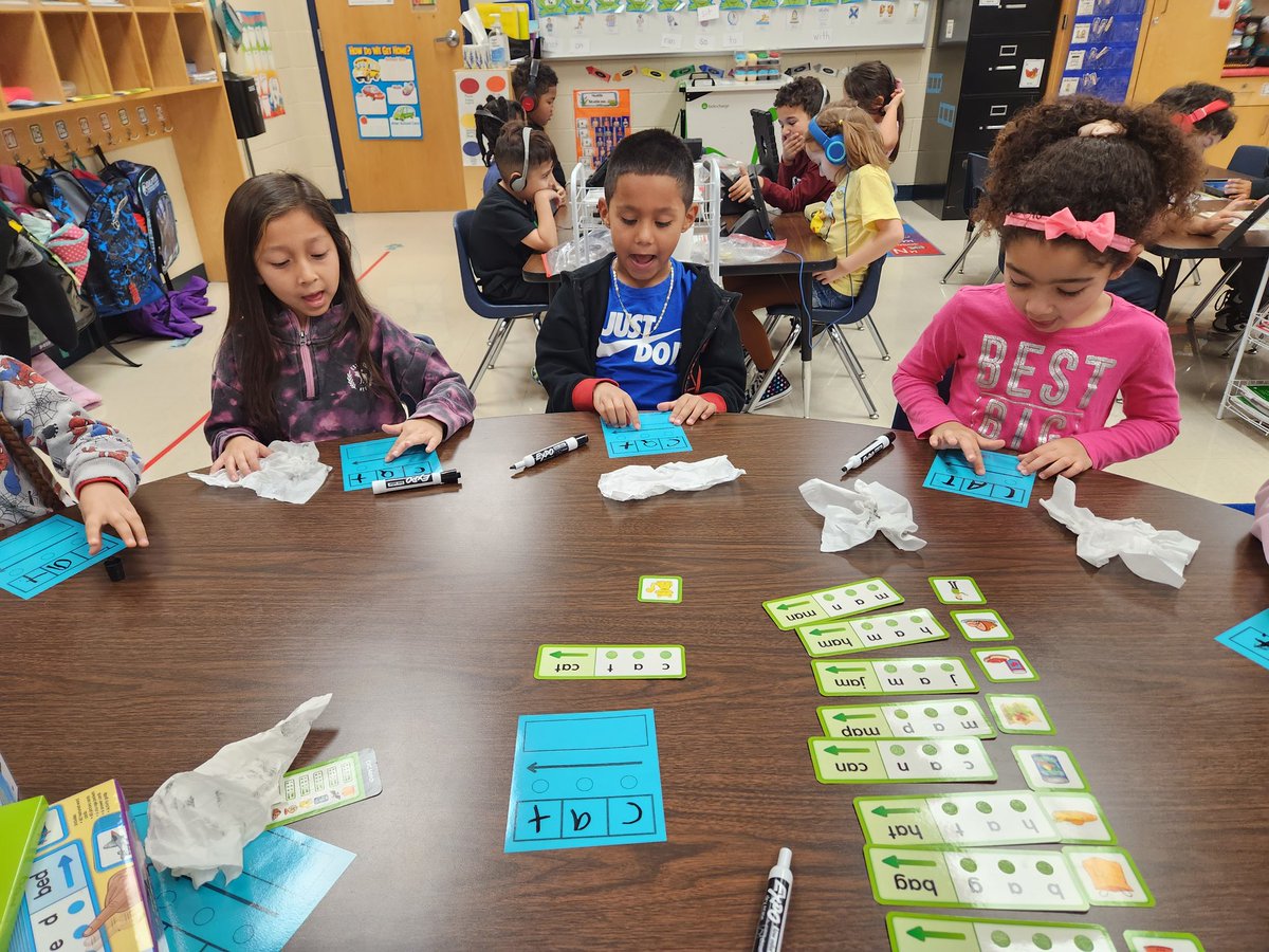 Segmenting phonemes to help us read CVC words! #littlereaders @ambermfreeman @NISDMurnin