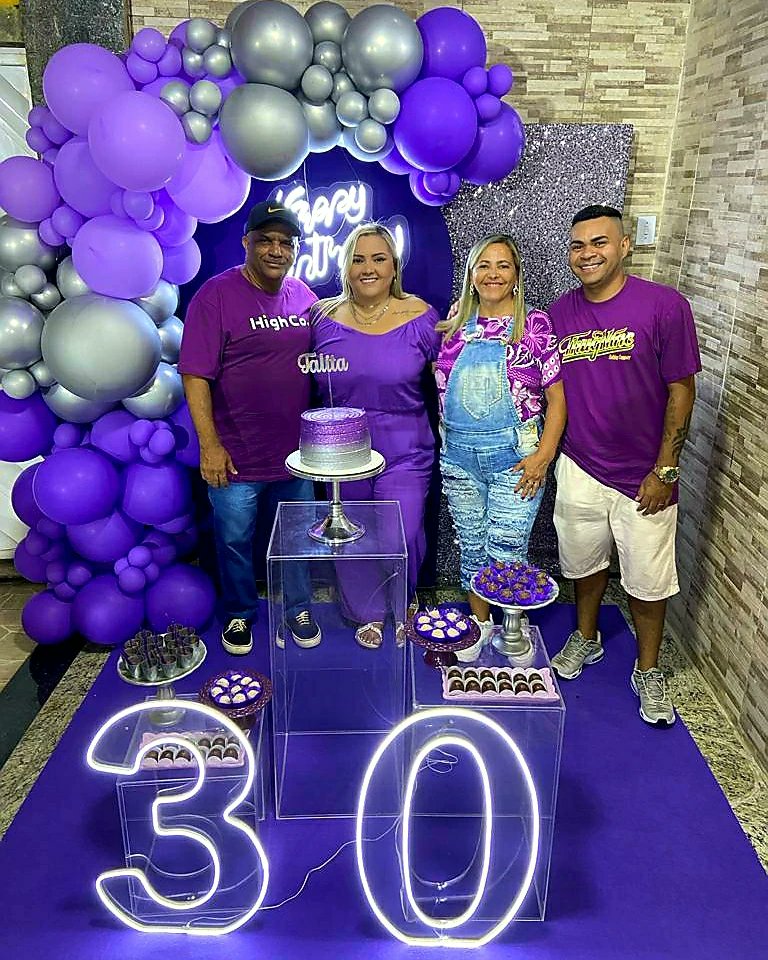 TalitaLopes_'s tweet photo. Aqui está a minha maior riqueza nesses 30 anos: Minha família de pé, unidos, com saúde e na presença do Pai!! Esses aqui topam e fazem de tudo p me ver feliz!!!
Abençoada demais p reclamar, obrigada Deus!!! 🙏🏻
💜🩶
#Família #meuTudo https://t.co/G7VaMnIauy