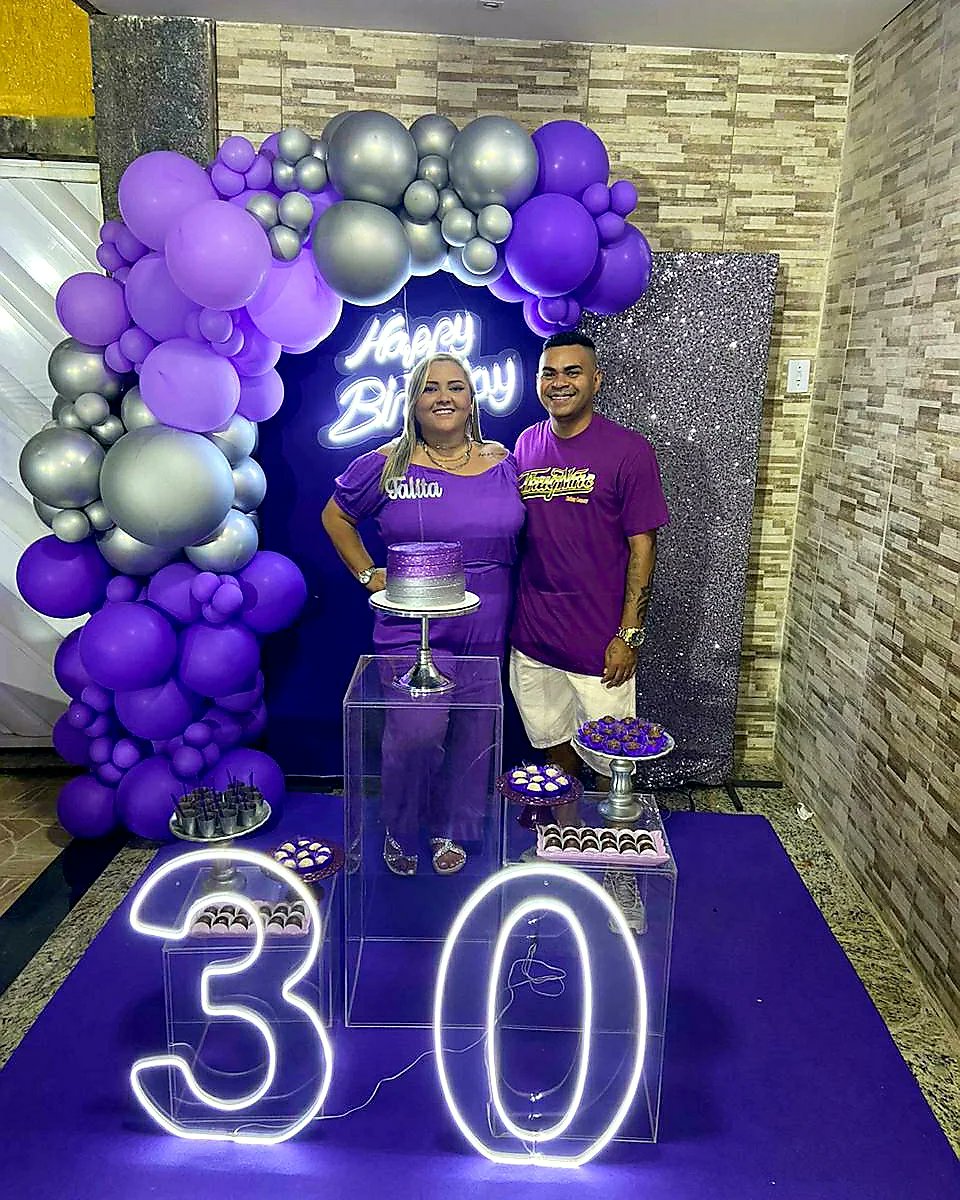 TalitaLopes_'s tweet photo. Aqui está a minha maior riqueza nesses 30 anos: Minha família de pé, unidos, com saúde e na presença do Pai!! Esses aqui topam e fazem de tudo p me ver feliz!!!
Abençoada demais p reclamar, obrigada Deus!!! 🙏🏻
💜🩶
#Família #meuTudo https://t.co/G7VaMnIauy