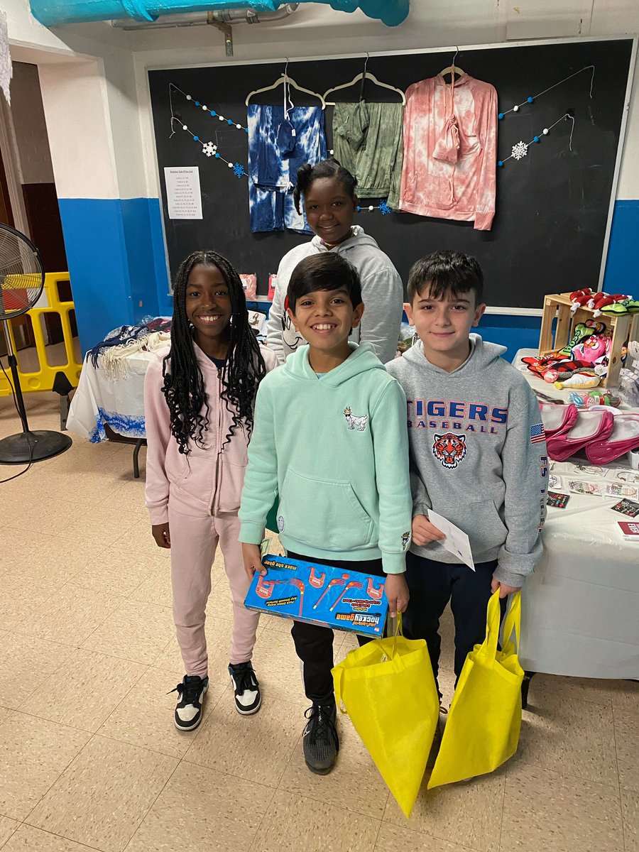LearnWithMsLane's tweet photo. Holiday shopping and a lab?? Name a better day!! @polk_street 🧪🥼🎁 https://t.co/U45Jio4KjY