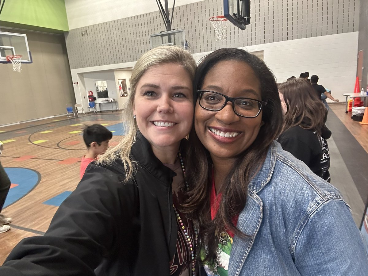 LRichardson423's tweet photo. I loved seeing you back in action at JES!! ❤️ #BestAuthorsVisit #EngagingAndFun #LoveYouForever @ngranderson1 https://t.co/XcmM1eiCzC