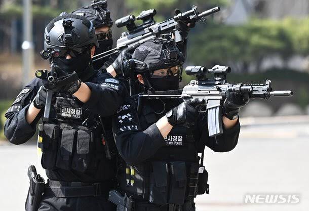 taeguide's tweet photo. Learn more about SDT: 

SDT stands for Special Duty Team, which is a military police unit deployed at the headquarters, corps, and division levels of each military unit to carry out initial response to violent crimes or counter-terrorism operations, arrest of armed deserters within the military, special operations, and mobile strikes in urban areas. It is referred to as a ‘special mission unit’.

Because they perform not only first responder duties but also direct suppression when necessary, they must pass a variety of difficult tests when applying and are said to undergo intensive training even after becoming a member.

Qualifications for application is :

Age between 18 to 28

Military service examination quality level 1~2

Height is over 168cm(5.51ft), correcting vision is over 0.8(20/30)

only to the eligible applicant, which means there will be extensive background check