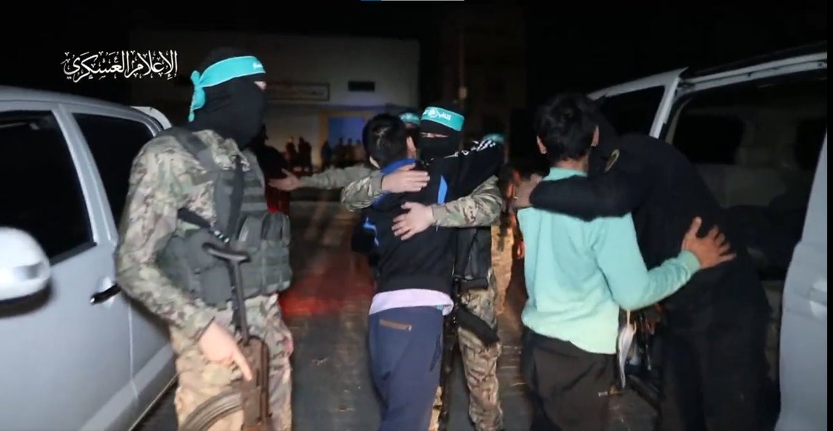 richimedhurst's tweet photo. 6th batch of Israeli hostages released, sharing hugs, jokes and high-fives with the Qassam fighters. https://t.co/z715Ma64n0