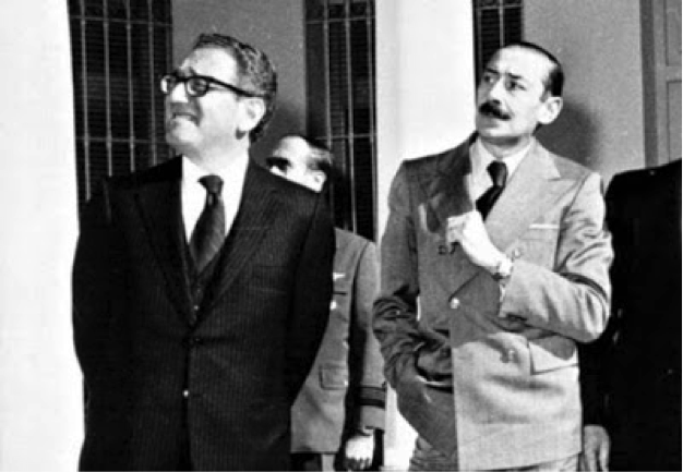 MundoEConflicto's tweet photo. 🇺🇸 | A los 100 años, murió Henry Kissinger, el secretario de Estado de los Estados Unidos, uno de los gestores del llamado Plan Condor que promovió y apoyó las dictaduras militares en Sudamérica, durante los años 70. https://t.co/CVjFKAgC9t