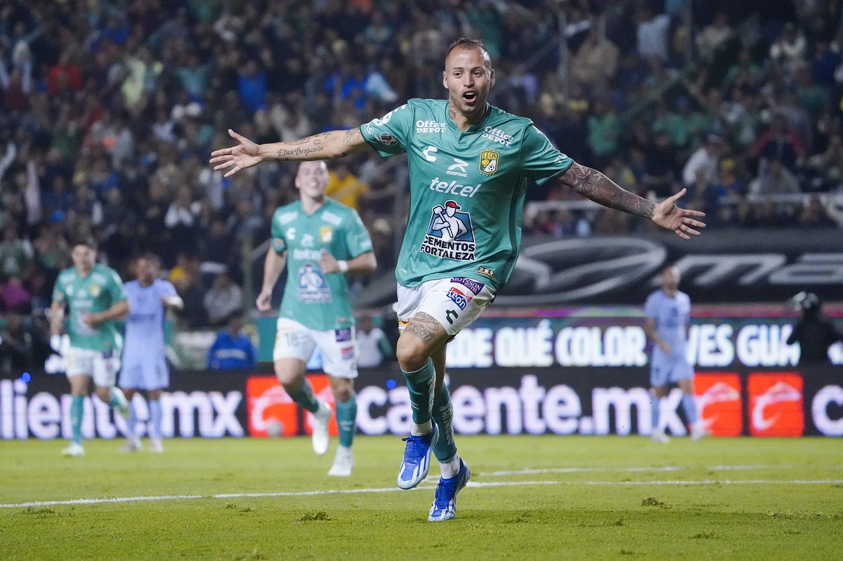 rumi_mx's tweet photo. #León se lleva la ventaja al descanso gracias al "Diente" López. El conjunto esmeralda se puso adelante en el marcador muy temprano con gol de Paul Bellón, pero el #América empató con anotación de Henry Martín. Poco antes del descanso el uruguayo les devolvió la ventaja por 2-1 https://t.co/aoRZUJ7W7C