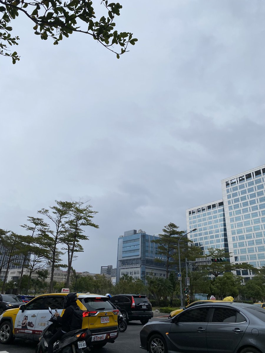 vocol_ai's tweet photo. 今日の台北は小雨が降っていて肌寒い☁️
それでも半袖を着て出勤している人を見かけます🫣

#台湾 #企業公式　#スタートアップ　#企業公式が毎朝地元の天気を言い合う #AI #企業公式つぶやき部 #vocol #文字起こし https://t.co/O57HmgqWvO