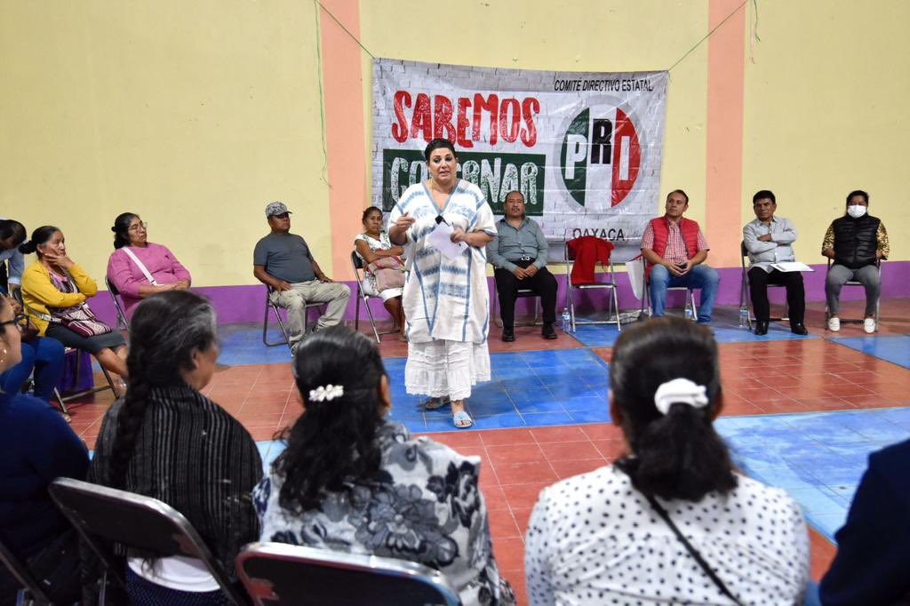 PRIOaxaca_'s tweet photo. En la tierra del gran pintor Rodolfo Morales, Ocotlán de Morelos, nuestra Pdta. @CarmelitaRicdzV se reunió con la fuerza priista encabezada por el Pdte. del Comité Municipal del PRI, Fidel Vásquez Meza, porque nuestro corazón es tricolor ¡Vamos con @XochitlGalvez! https://t.co/Y4UFNFM9Rr