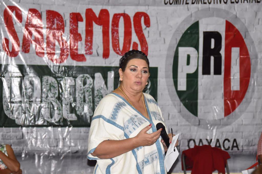 PRIOaxaca_'s tweet photo. En la tierra del gran pintor Rodolfo Morales, Ocotlán de Morelos, nuestra Pdta. @CarmelitaRicdzV se reunió con la fuerza priista encabezada por el Pdte. del Comité Municipal del PRI, Fidel Vásquez Meza, porque nuestro corazón es tricolor ¡Vamos con @XochitlGalvez! https://t.co/Y4UFNFM9Rr