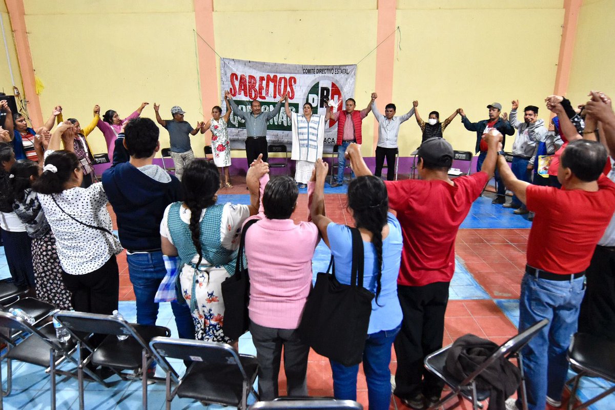 PRIOaxaca_'s tweet photo. En la tierra del gran pintor Rodolfo Morales, Ocotlán de Morelos, nuestra Pdta. @CarmelitaRicdzV se reunió con la fuerza priista encabezada por el Pdte. del Comité Municipal del PRI, Fidel Vásquez Meza, porque nuestro corazón es tricolor ¡Vamos con @XochitlGalvez! https://t.co/Y4UFNFM9Rr