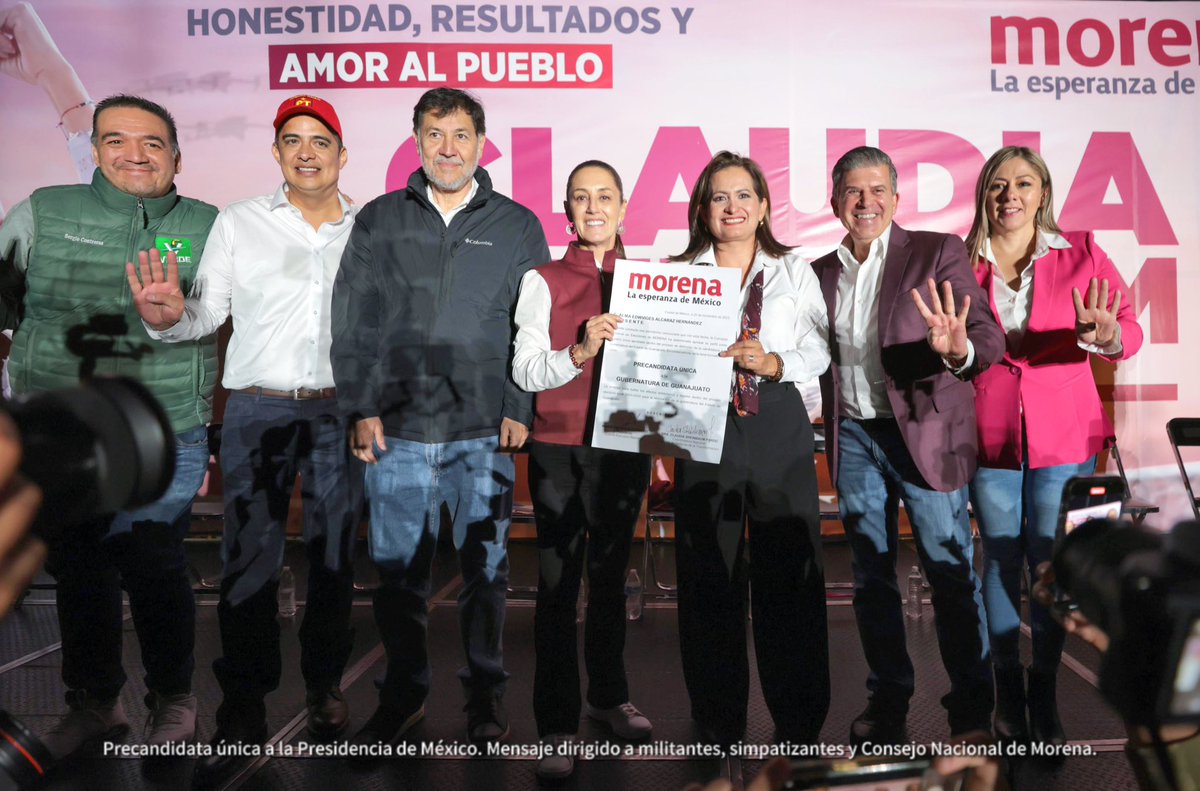 Esta tarde entregamos a <a href="/AlmaAlcarazH/">Alma Alcaraz</a> la constancia de precandidata única por Morena a la gubernatura de Guanajuato. ¡Es tiempo de mujeres transformadoras!