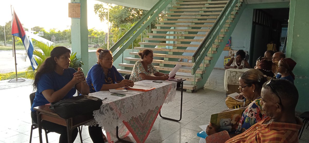 BatistaYaneydis's tweet image. Perfeccionar el #PoderPoder es una tarea de primer orden, y nuestros Presidentes de Consejo Popular van dejando su impronta durante la rendición de cuenta ante el órgano que dirigen. Eso es democracia. #SiempreSantiago