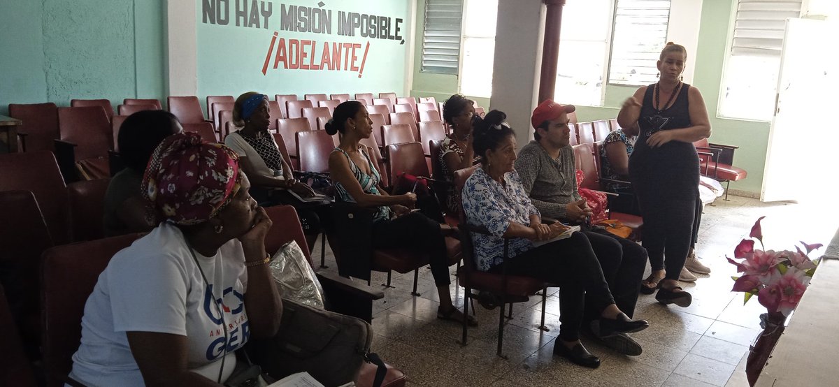 BatistaYaneydis's tweet image. Perfeccionar el #PoderPoder es una tarea de primer orden, y nuestros Presidentes de Consejo Popular van dejando su impronta durante la rendición de cuenta ante el órgano que dirigen. Eso es democracia. #SiempreSantiago