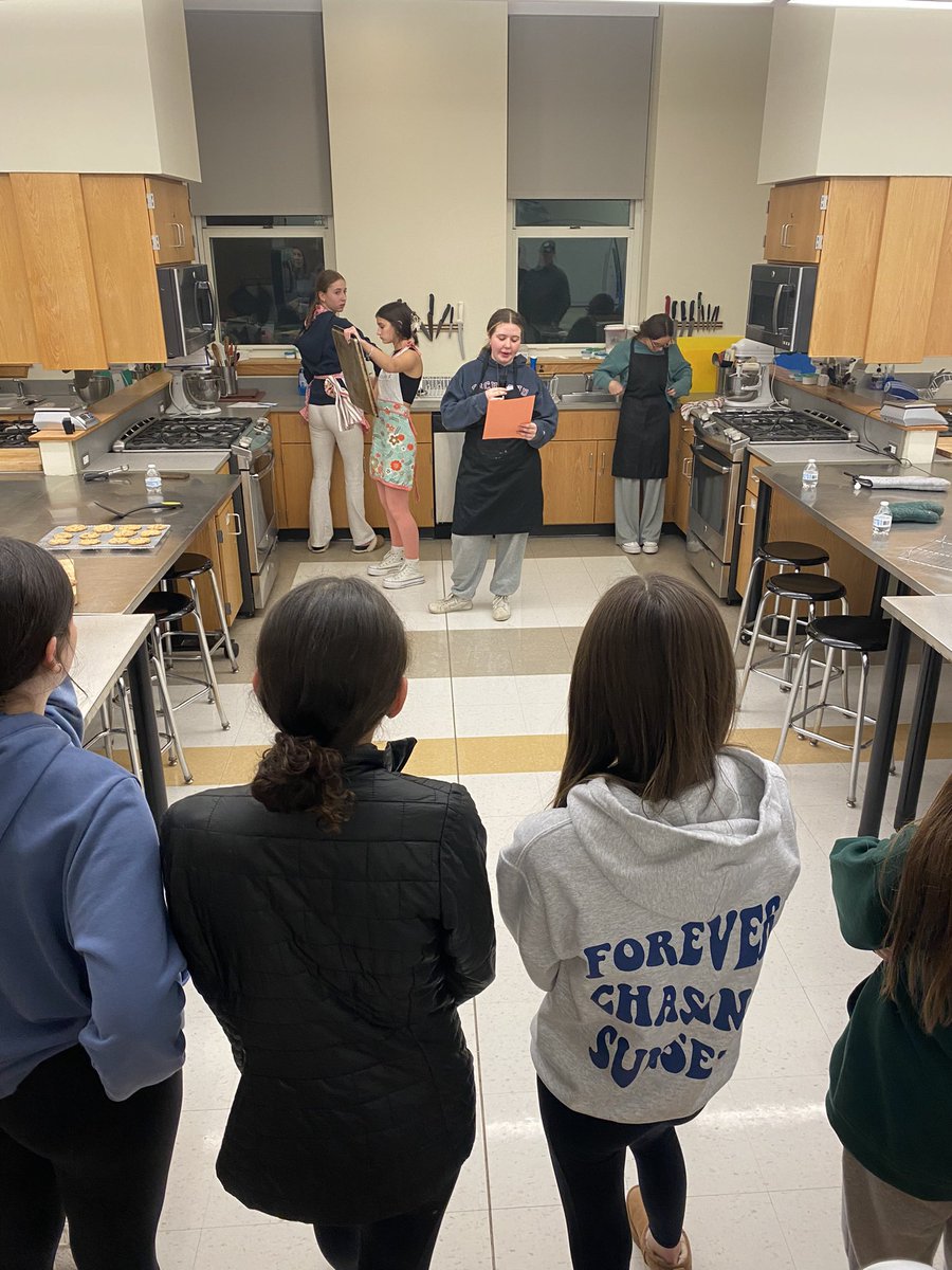 PrincipalCetner's tweet image. Loved seeing and hearing how much our MHS students  love their school, their coursework, and their teachers at tonight’s Grade 8 Open House! Our kids are our best advocates and the best part of our jobs! 💚#ramspride #weRmarshfield  @MPSDRams