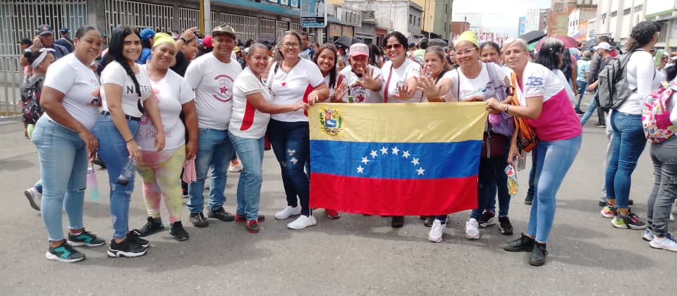 leoalvacabrera's tweet photo. ¡Educadores Siempre Presente y Consecuente! 

Hoy participamos en la Gran Marcha del Cierre de Campaña Venezuela Toda-Aragua en defensa de nuestro Esequibo. 

¡El Esequibo Es Venezolano! 
#El3DYoVotoSiATodo 
@NicolasMaduro 
@dcabellor 
@PartidoPSUV 
@Soykarinacarpio https://t.co/ZZivTQOAh9